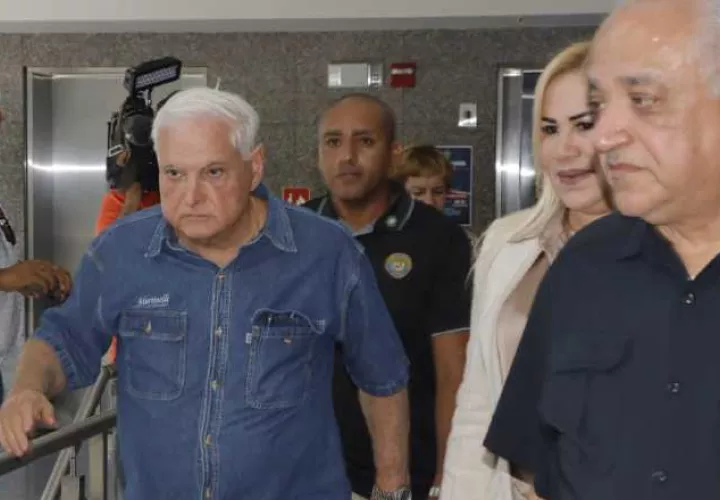El candidato presidencial Ricardo Martinelli, presentó la querella penal en la Asamblea Nacional. Víctor Arosemena