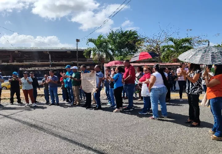 La decisión fue tomada durante una asamblea general realizada luego de efectuar los educadores una protesta frente al centro escolar. Foto. Eric Montenegro