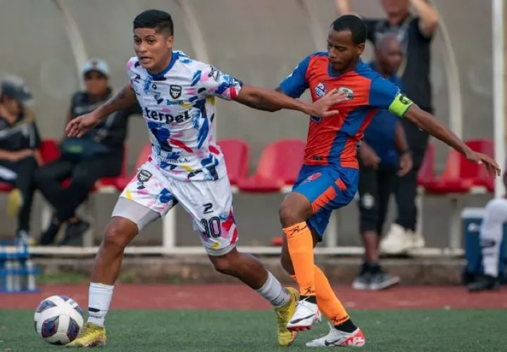 Cristian 'Kliquiti' Quintero del Tauro (izq.) es marcado por Alcides De Los Ríos de Potros del Este. Foto: LPF