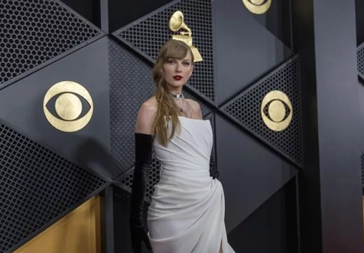 Taylor Swift también arrasó en la alfombra roja de los Grammy con un vestido corsé. Foto: EFE