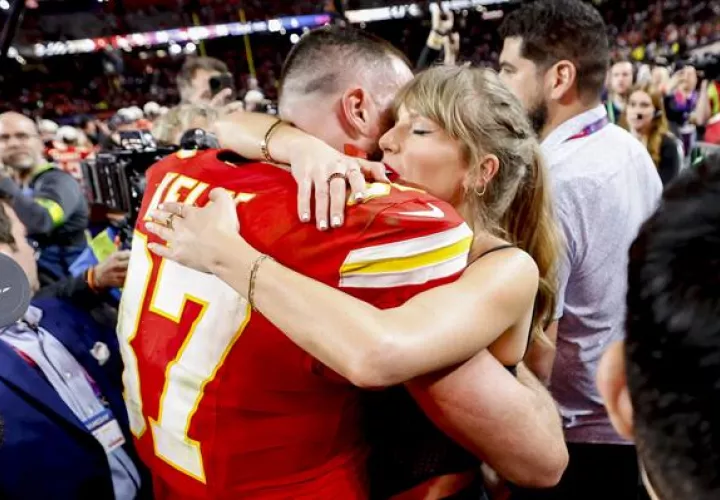 Travis Kelce abraza al cantante estadounidense Taylor Swift. Foto/Archivo