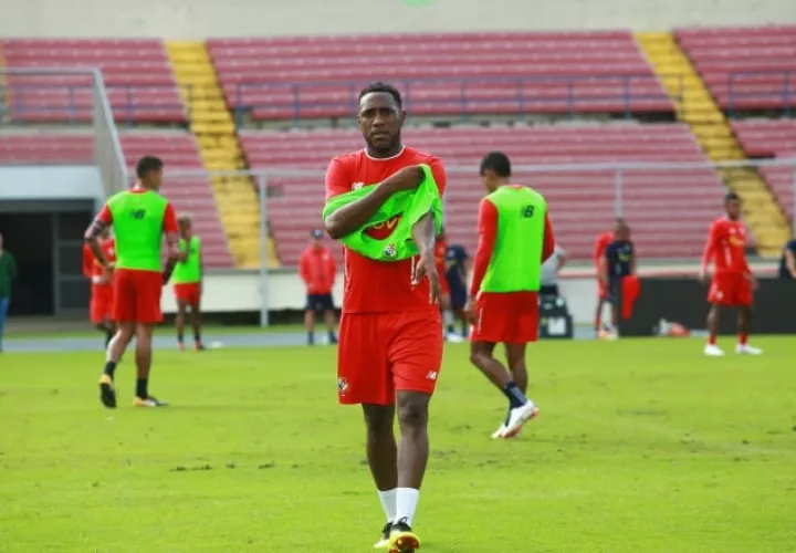 Luis Tejada se coloca un peto durante los entrenamientos   en selección.