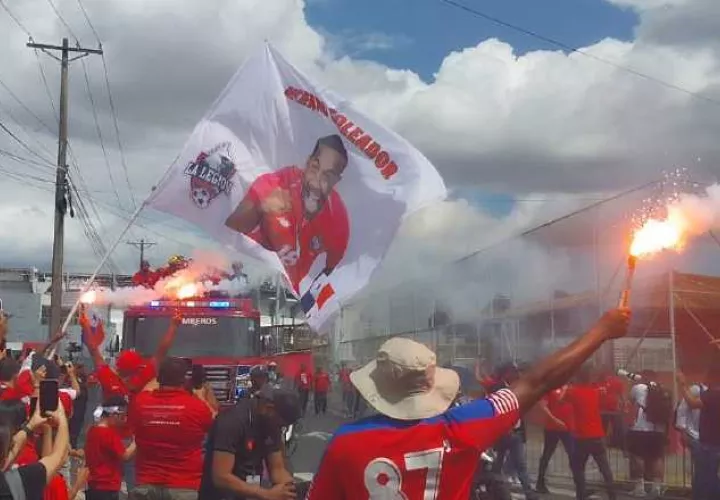 Llegada de la caravana del 'Matador'  Tejada a la Arena Roberto Durán.
