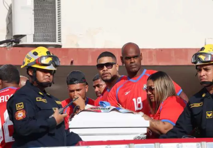 El féretro de Luis Tejada fue custodiado por exjugadores de la selección de Panamá. 