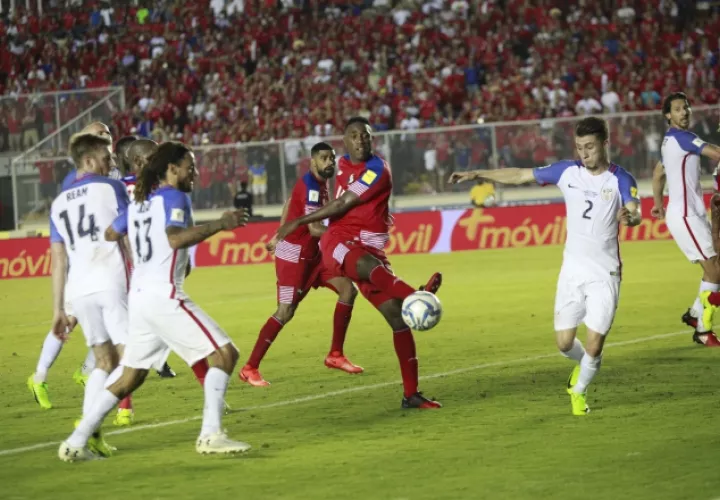 Luis 'Matador' Tejada, remata a la puerta en un partido de Panamá ante Estados Unidos. Foto:  Archivo