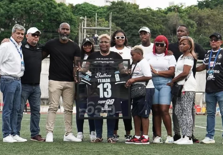 Rita Hansell, madre de Luis Tejada, recibe la camiseta número 13. Foto: @Tauro FC