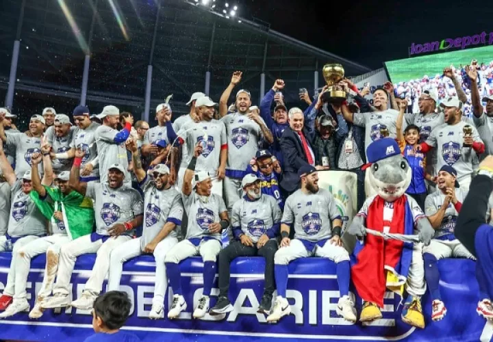 Tiburones de la Guaira (Venezuela) festeja su título de la Serie del Caribe. Foto: Confederación del Caribe
