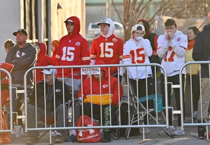 Fanáticos de los Kansas City Chiefs durante el desfile de la celebración del Super Bowl LVIII. Foto: EFE