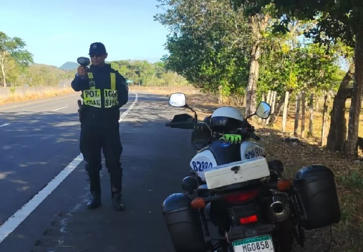 Unas 638 multas fueron aplicadas por exceder los límites de velocidad, 82 por embriaguez comprobada y 234 por luces no adecuadas. Foto. Proteger y Servir