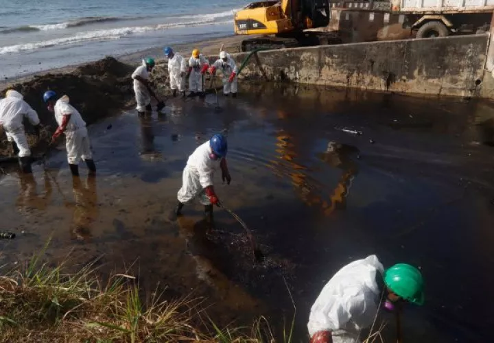 Trinidad y Tobago afronta una emergencia nacional tras un grave derrame de crudo en sus costas. Foto: EFE