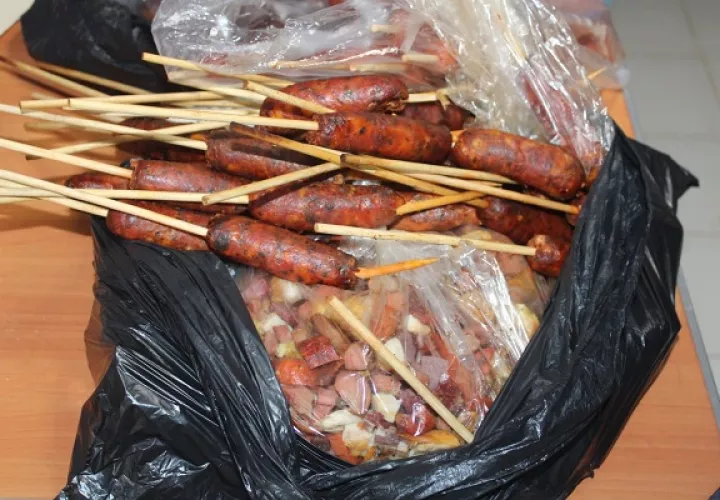 Las autiridades de salud llevaron a cabo ocho decomisos de alimentos en mal estado. Foto. Minsa