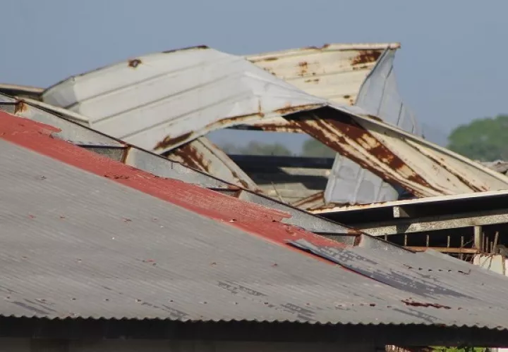 Las estructuras construidas para colocar los módulos se han convertido en un riesgo para los vecinos. Foto: Eric Montenegro