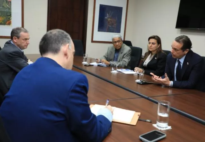 El ministro Jorge Rivera Staff se reunió con directivos de la empresa Minera Panamá. Foto: Cortesía MICI