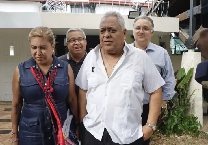 Abogados de Ricardo Martinelli frente a la embajada de Nicaragua, donde se encuentra asilado. Foto: Víctor Arosemena