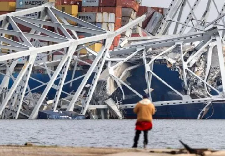 El carguero Dali, con bandera de Singapur, se estrelló contra el puente Francis Scott Key. Foto: EFE