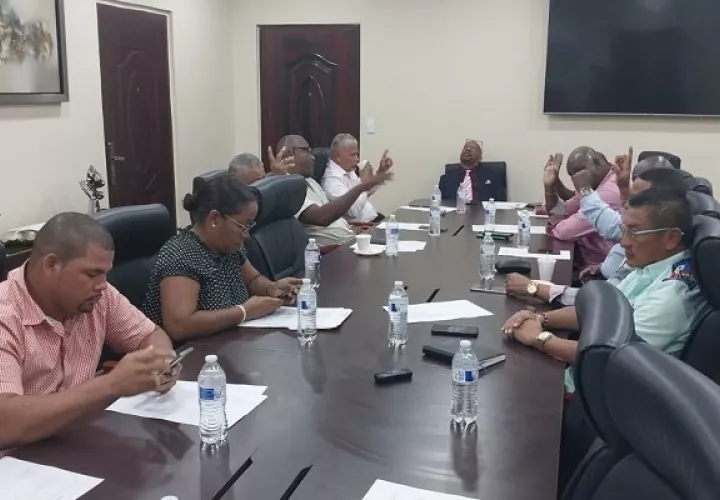  El Consejo Municipal del distrito de Colón aprobó la exoneración de pago  a la ACP Foto: Diomedes Sánchez  .