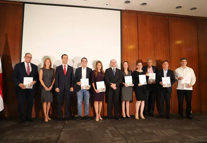 Un candidato presidencial y cinco candidatos a vicepresidente asistieron a la entrega del documento. Foto: Cortesía Cciap