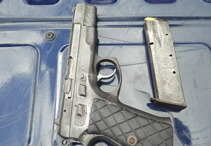 Fue atrapado con un arma 9 milímetros, su proveedor y una munición sin detonar. Foto: Diomedes Sánchez