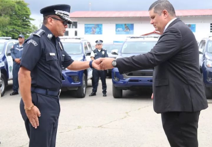 Jhon Dormheim, director de la Policía Nacional junto al Ministerio de Seguridad Pública, Juan Manuel Pino. Policía Nacional