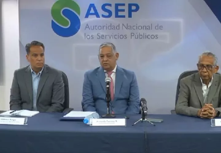 El director de la Asep, Armando Fuentes (centro), informa sobre el cierre de Digicel, junto a El director de la Asep, Armando Fuentes (centro), informa sobre el cierre de Digicel, junto a Hildeman Rangel (Izq) y Alex Arroyo (der). Cortesía Asep (Izq) y Alex Arroyo (der). Cortesía Asep