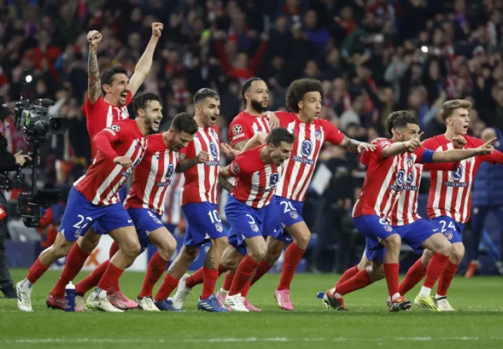 Jugadores de Atlético Madrid festejan su clasificación. Foto: EFE
