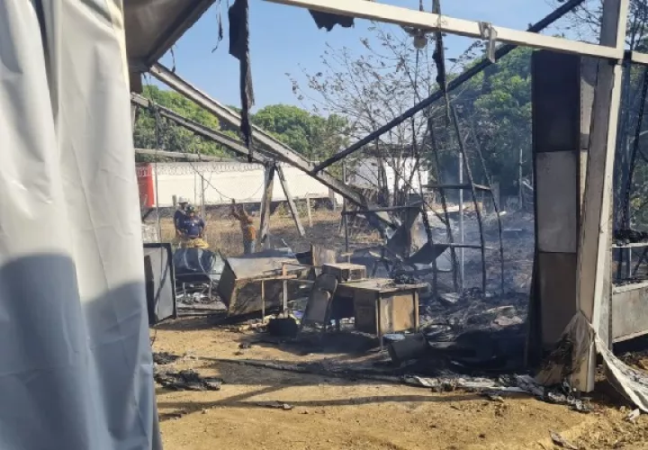 Dos unidades de los bomberos debieron ser evaluados por paramédicos, debido a la gran cantidad de humo en el lugar. Foto. Thays Domínguez