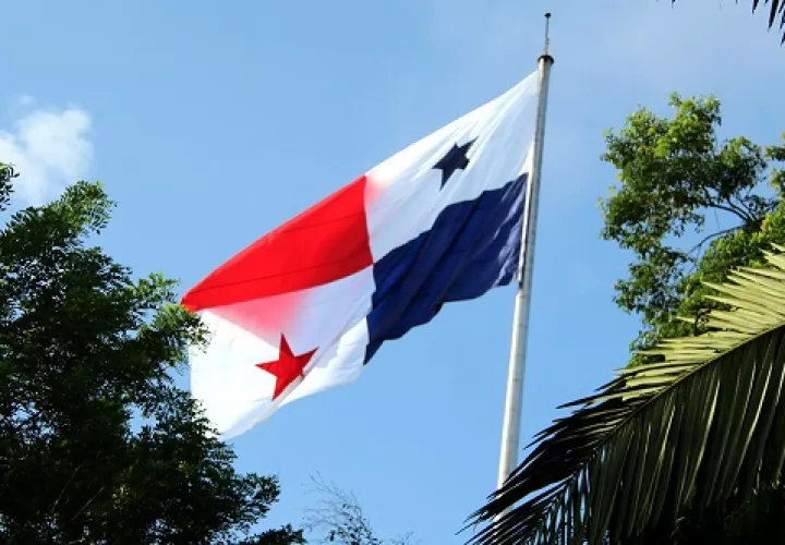 La bandera en el Cerro Ancón es la única que puede mantenerse izada todo el día, a pesar de que llueva. Foto: Cortesía MEF