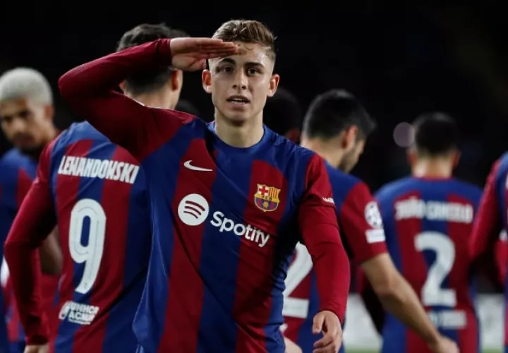 El centrocampista  Fermín López del Barcelona celebra al anotar el segundo gol de su equipo contra Nápoles. Foto: EFE