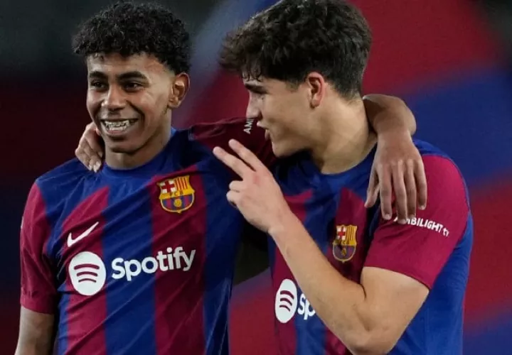 Laminie Yamal y Pau Cubarsi del Barcelona. Foto: EFE