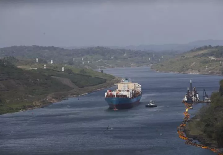 Buque portacontenedores al transitar por el Corte Culebra en el Canal de Panamá. EFE