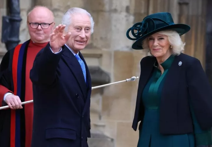 El rey Carlos de Inglaterra y la reina Camilla en la misa de Pascua, este domingo. Foto: EFE