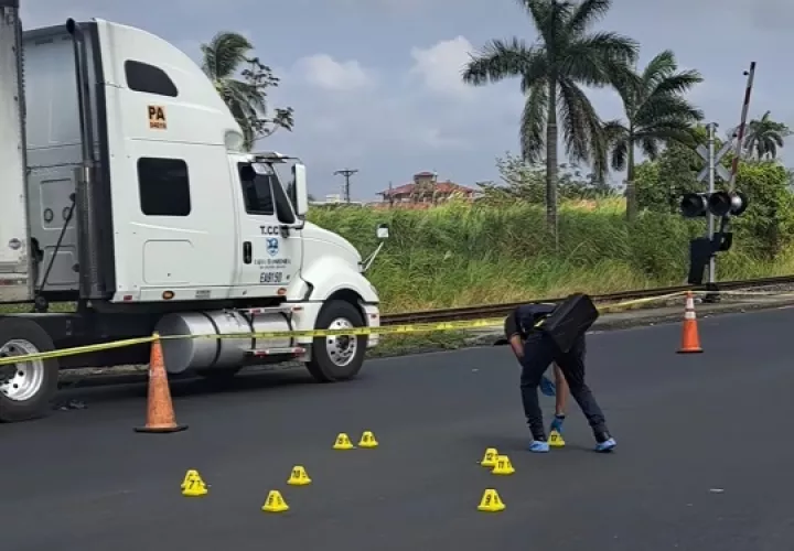 Más de 20 casquillos de bala quedaron esparcidos en la carretera. Foto: Cortesía Investigación 
