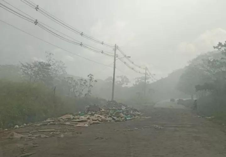 El humo de Cerro Patacón se ha expandido a varios sectores. Foto: Archivo