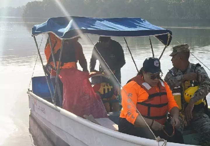 Los operativos de búsqueda se llevan a cabo desde la desembocadura del río Chiriquí en Las Lomas. Foto. Cortesía. Sinaproc