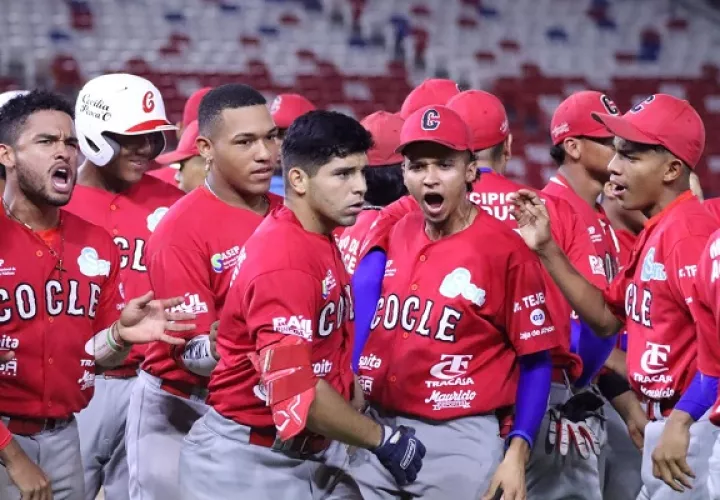 Luis Escudero pegó jonrón de piernas y festeja las cuatro primeras carreras de Coclé. Foto: Fedebeis