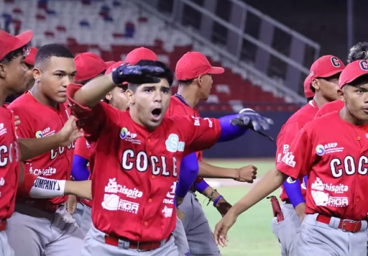 Luis Escudero pegó jonrón de piernas y festeja las cuatro primeras carreras de Coclé. Foto: Fedebeis