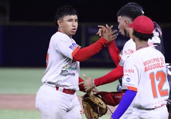 Coclé consiguió su cuarto título del béisbol juvenil. Foto: Fedebeis