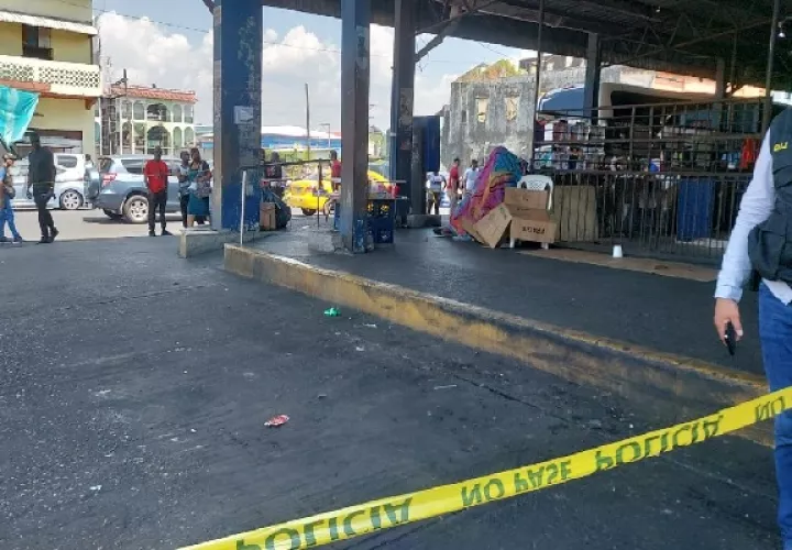 A primeras horas de la tarde del martes 26 de marzo, un pistolero llegó donde se encontraba Hines y le propinó un disparo en la nuca, muriendo en la silla donde vendía diferentes productos. Foto. Archivo