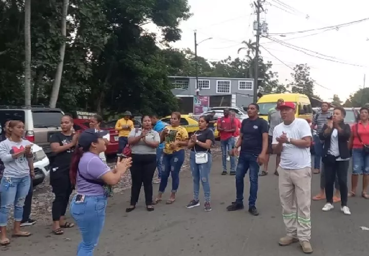 Los manifestantes también exigieron mejoras en el centro educativo de la población y que el agua potable llegue las 24 horas del día. Foto. Diomedes Sánchez