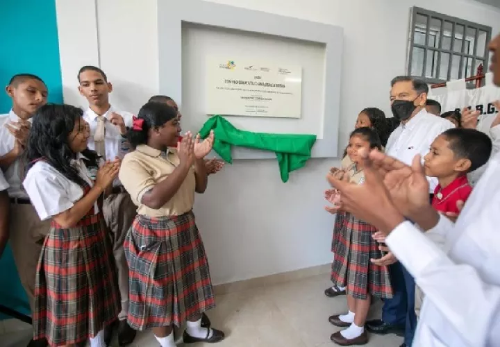 El presidente de la República, Laurentino Cortizo inauguró el nuevo Centro Educativo Anastacia Mitre, ubicado en el corregimiento de Palmas Bellas, distrito de Chagres, en la provincia de Colón. Foto. Cortesía. Presidencia 