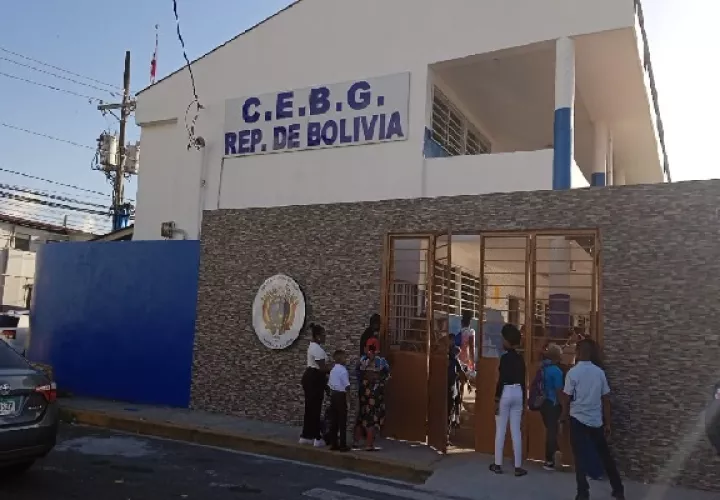 Desde temprana horas, los estudiantes junto a sus padres se dirigieron hacia los diferentes planteles que funcionan en la costa atlántica. Foto. Diomedes Sánchez