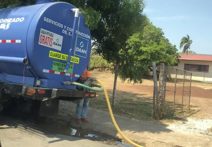 Carros cisternas del Idaan fueron enviados al área de Chitré para ser llenados y abastecer las áreas más críticas. Foto: Thays Domínguez,