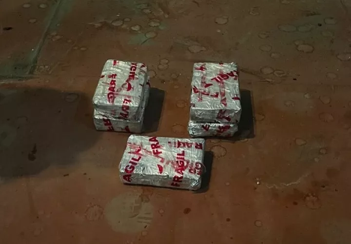  Se detectaron paquetes rectangulares de drogas en los paneles de refrigeración, por lo que fueron extraídos. Foto: Cortesía MP.