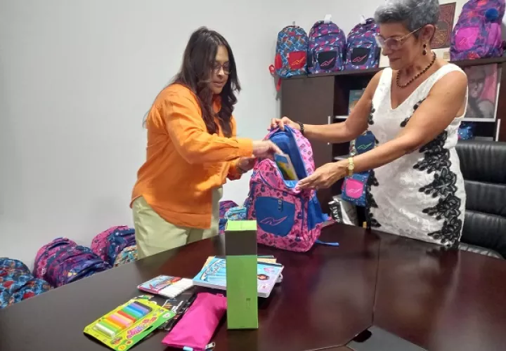 Serán 100 mochilas dotadas con varios útiles escolares y lonchera los que distribuirán los diplomáticos en cuatro escuelas. Foto: Francisco Paz