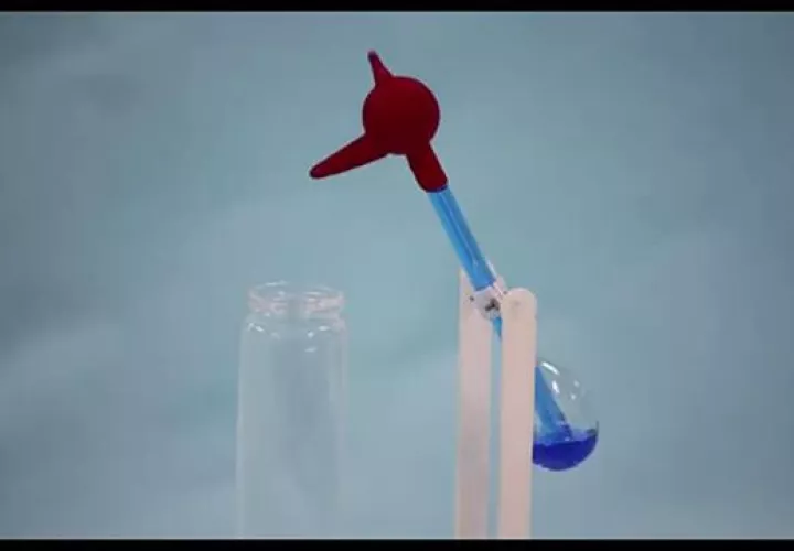 Generador de electricidad hidrovoltaico creado a partir del juguete del pájaro volador.. EFE