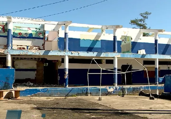 La escuela fue vandalizada una vez se desocupó hace dos años. Foto: Internet