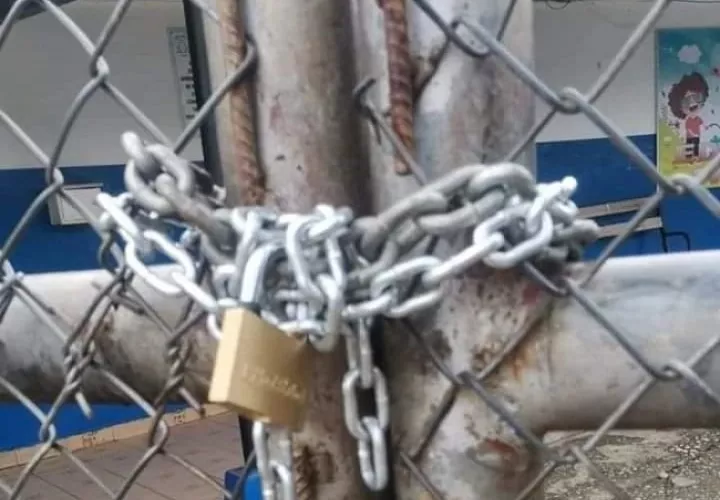La escuela se encuentra con candado y no es la primera vez que esto pasa. Foto: Internet