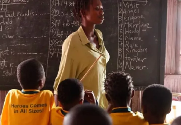 Maestra con sus estudiantes en Nigeria, donde existe mucha violencia contra los niños. Foto: EFE