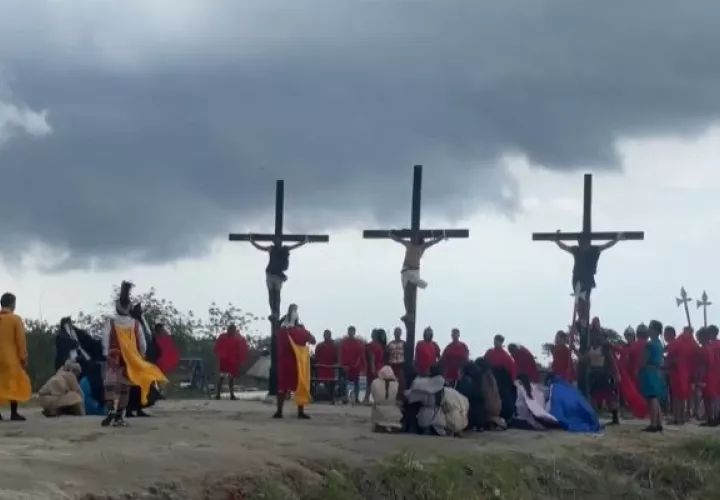  Representación de la crucifixión de Jesucristo en la ciudad de San Fernando. Foto: EFE