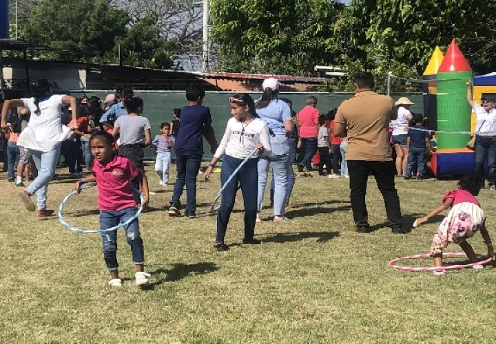 Los estudiantes de algunos sectores se vieron beneficiados con la entrega de útiles escolares. Foto. Thays Domínguez